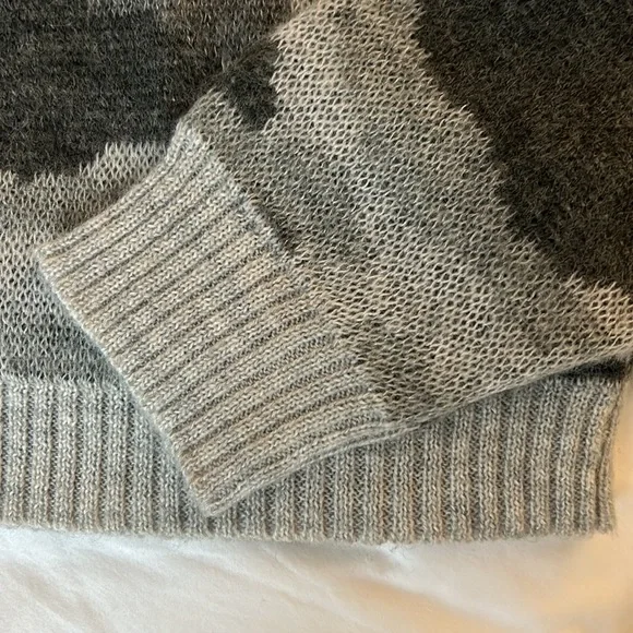 Women’s Sweater - Picture 3 of 4